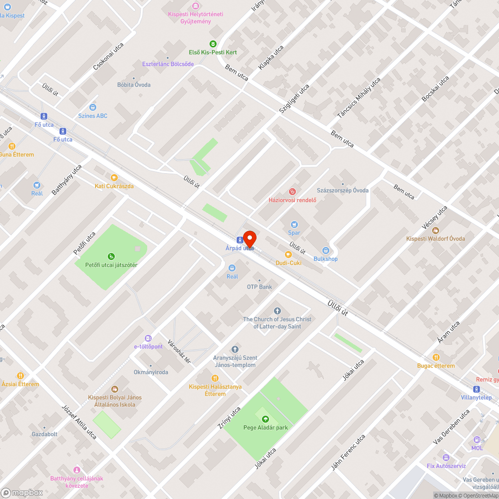 Túl keskeny járda a megállóban. akadály a közlekedésben bejelentés helye