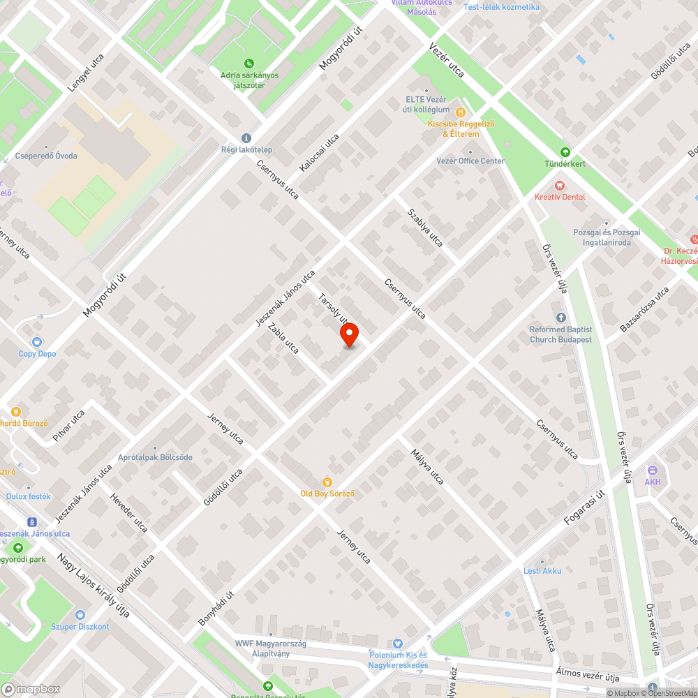 Több raklap térkő a járda közepén bejelentés helye