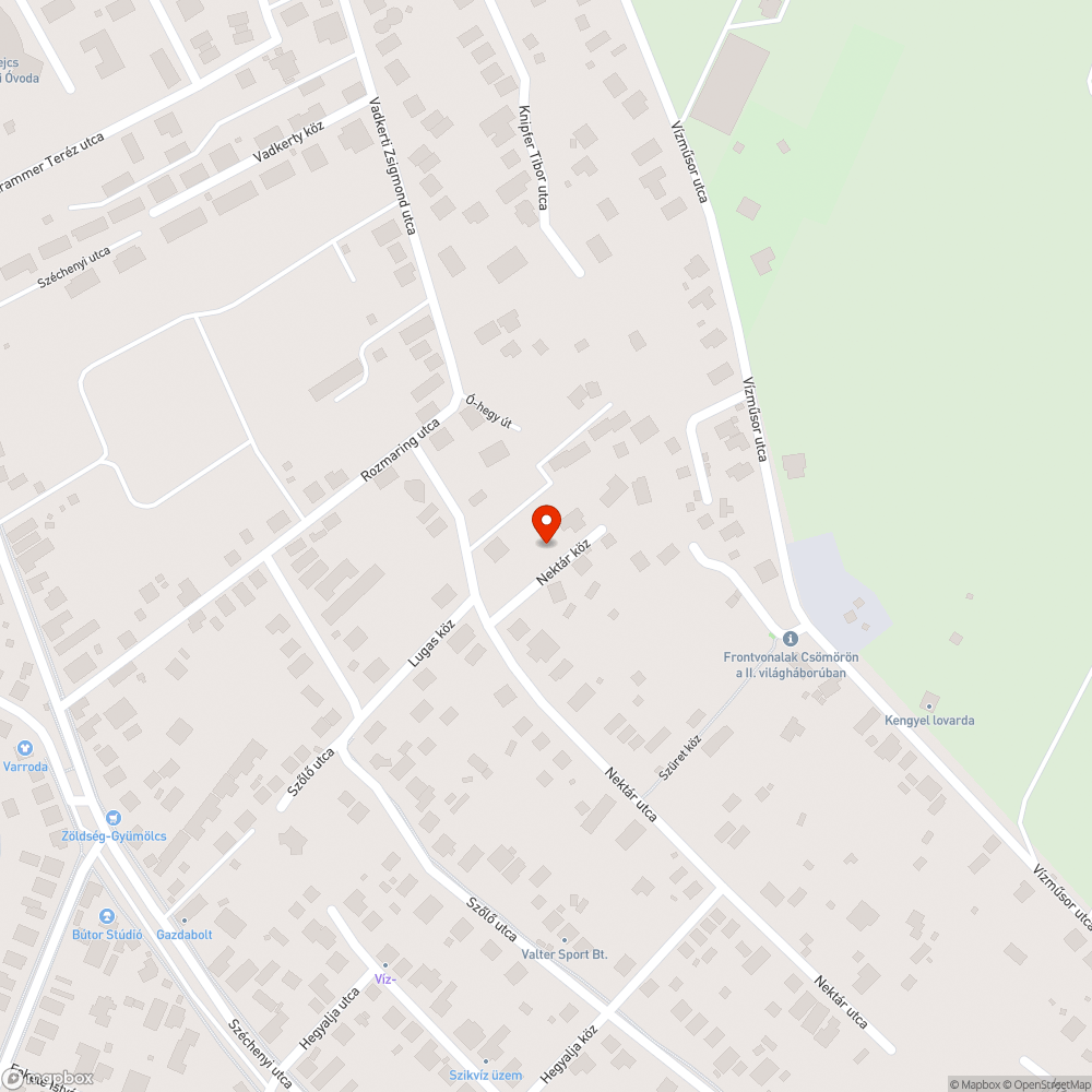 A lejtő felé megdőlt oszlop, használatlan vezetékekkel bejelentés helye