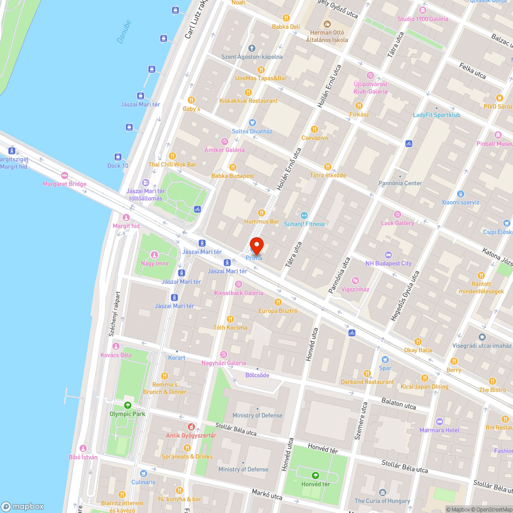 Kitőrt üvegkirakat magasból hulló szilánkokkal bejelentés helye