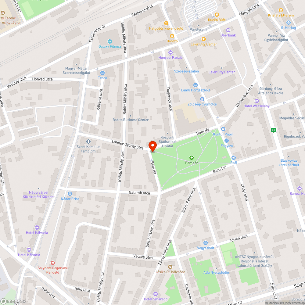 Egy autó behajtott a Bem térre és megrongálta a fákat bejelentés helye