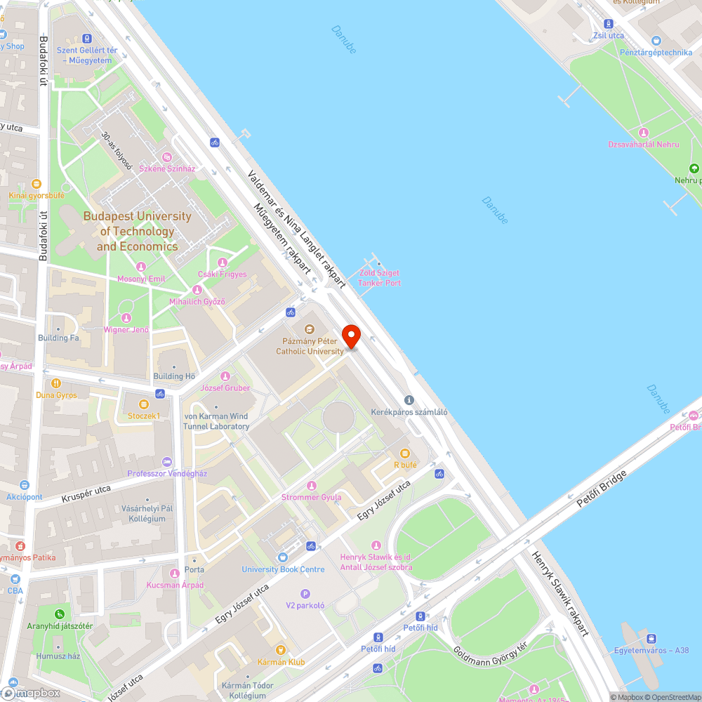 Összegyűlő esővíz a kapu előtt bejelentés helye