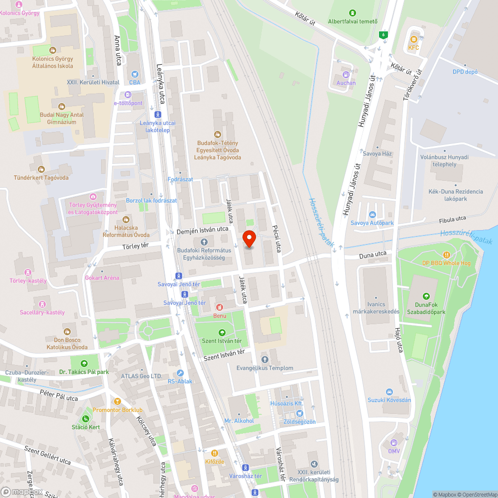 fába szögelt táblák bejelentés helye