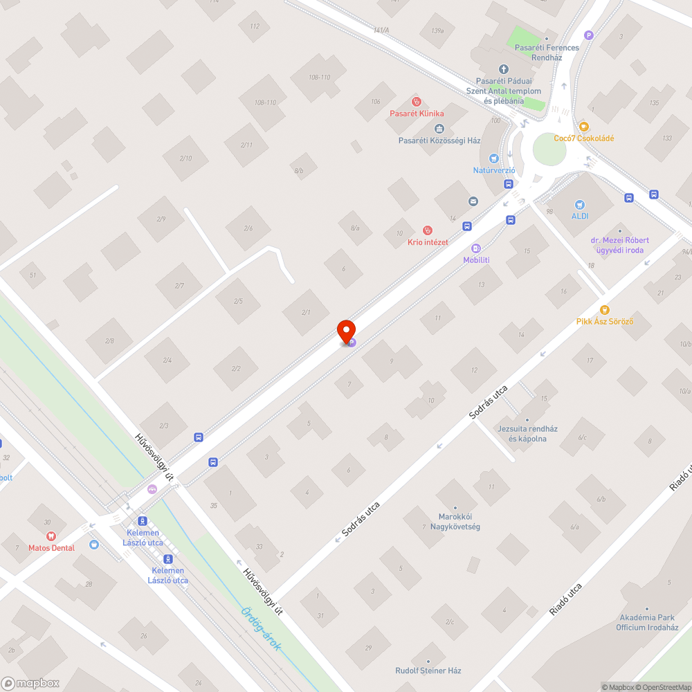 Egy megdőlt, és egy széttörött elosztó doboz bejelentés helye