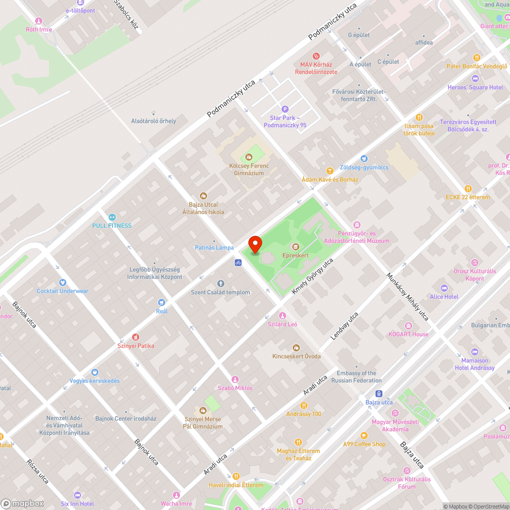 A fedlap felületéből fém hegyes tüskék állnak ki bejelentés helye