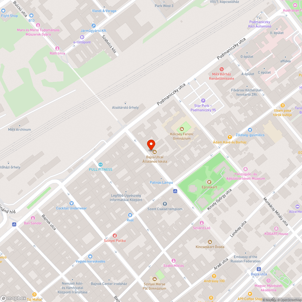 Törött szélű fedlap az iskola előtt bejelentés helye