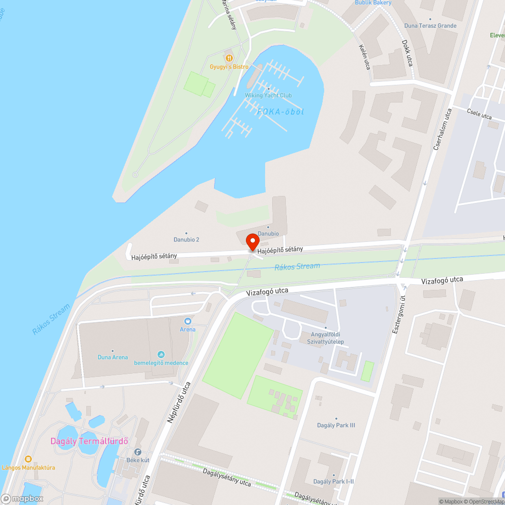 Fejmagasságban vastábla a bicikliút szélén bejelentés helye