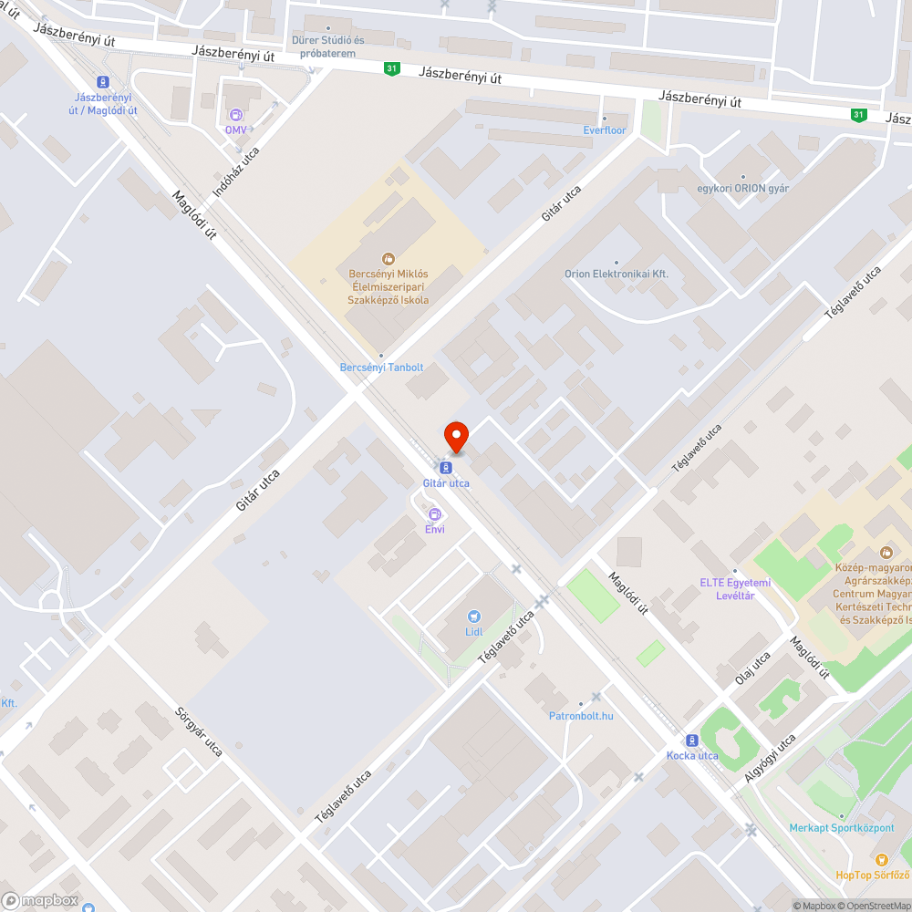 Ferdén álló, használhatatlan pad a villamosmegállóban bejelentés helye