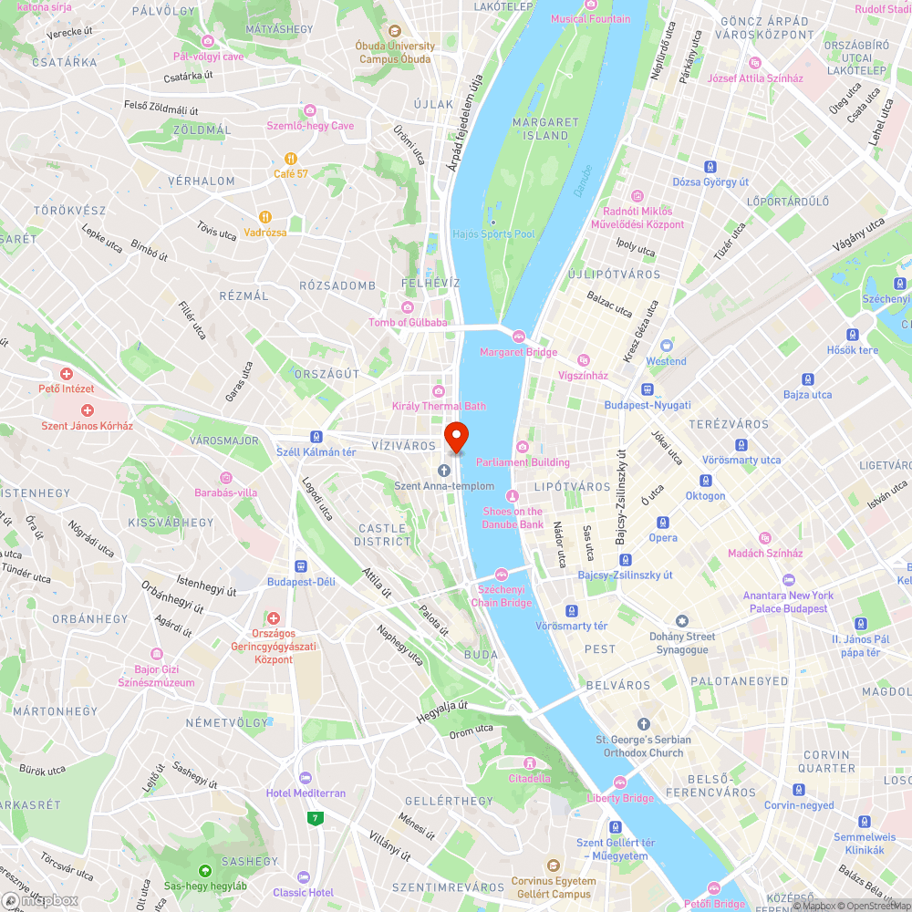 Fák gazos földben az új Battyhány téren bejelentés helye