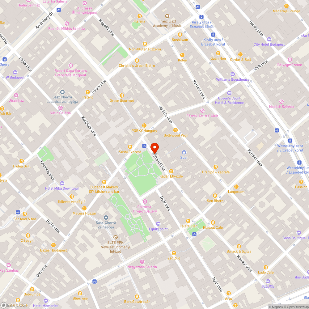 Galambpiszok a felújított Klauzál téri Csarnok bejáratánál bejelentés helye