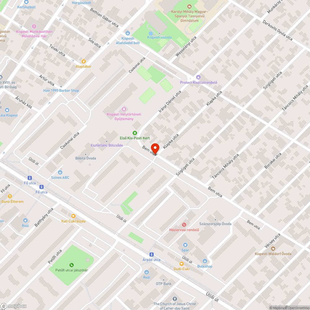 Csúnya, rozsdás, funkciótlan vasoszlop a fűben bejelentés helye