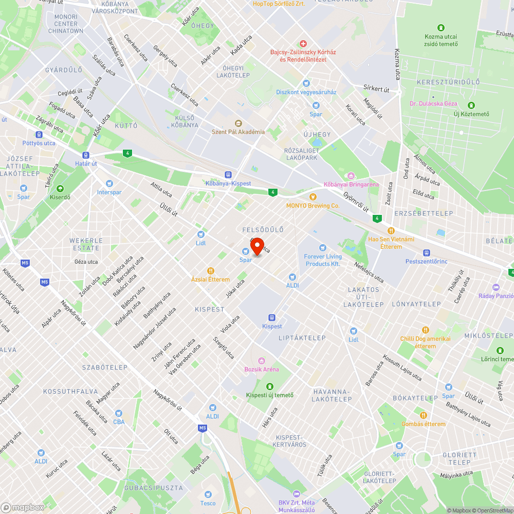 Gyermekekre figyelmeztető tábla alig látható a lombtól bejelentés helye