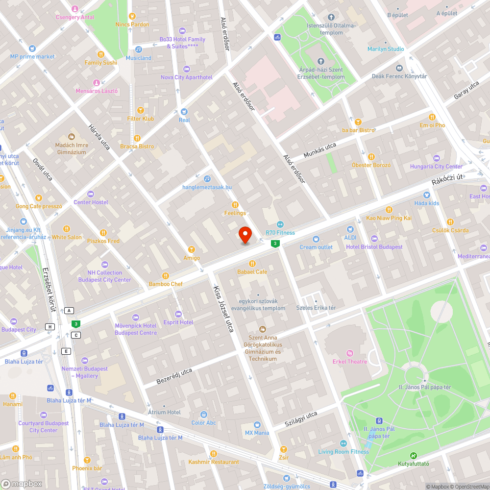 Közepén lyukas, elöregedett fedlap. 4 bejelentés helye