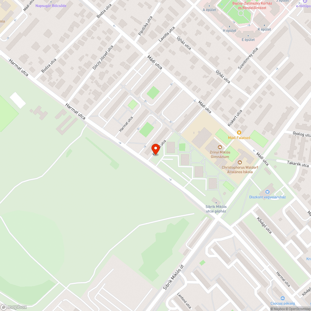 Elhagyott roncs autó foglalja a parkolóhelyet bejelentés helye