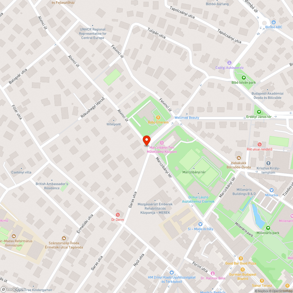 Kidöntött oszlopok, járdán parkolás bejelentés helye