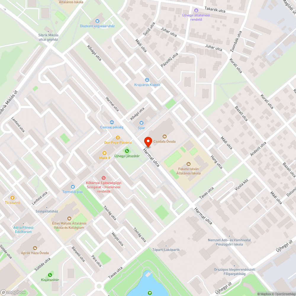 Nagyon kopott pad az óvoda elött a buszmegállóban bejelentés helye