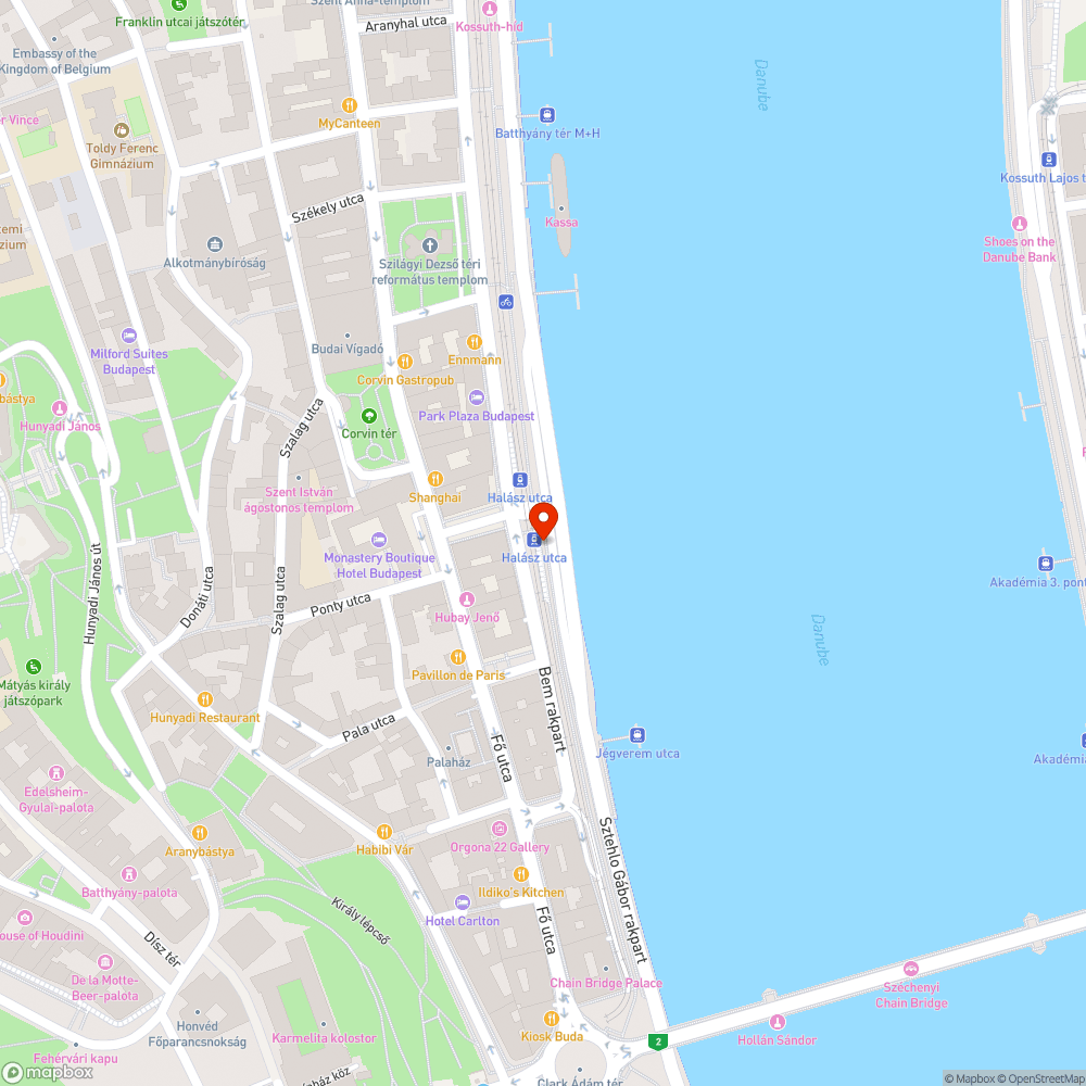 Kerékpársáv mellett hegyes oszlopvégek bejelentés helye