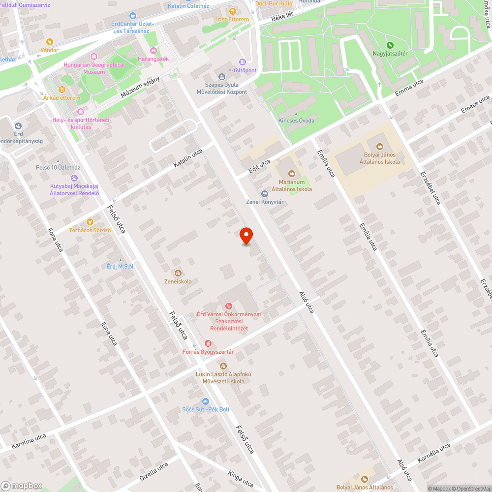 Elhagyott jármű a fák között, rendszám nélkül. bejelentés helye