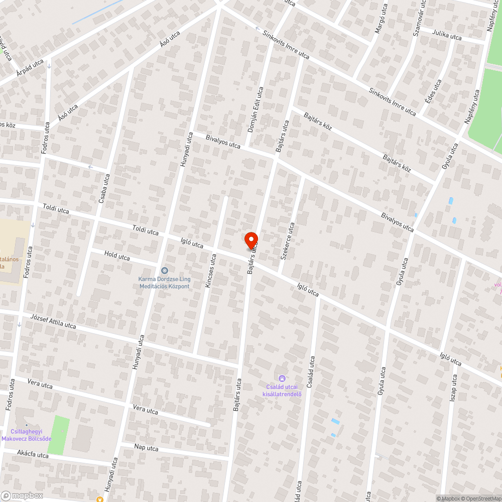 több acélsodrony lóg két oszlop között bejelentés helye