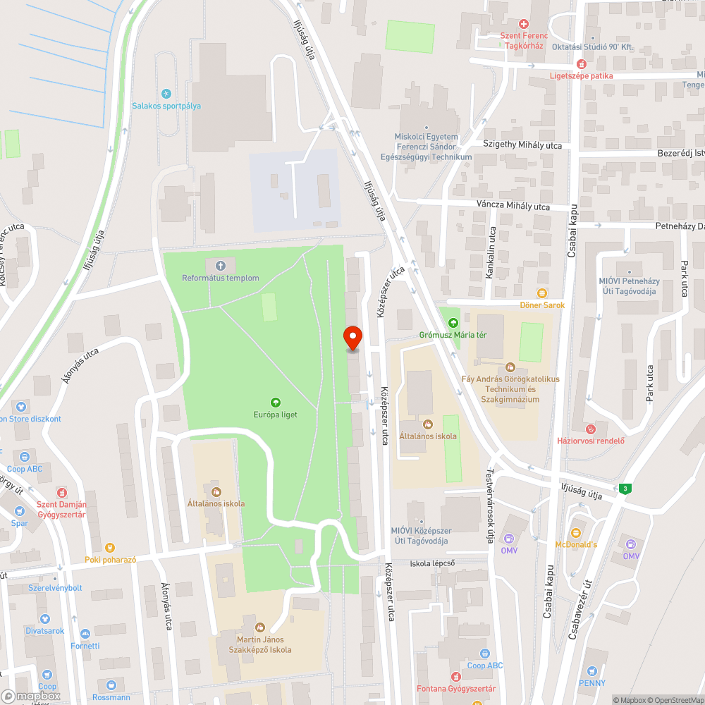 Sérült autó a panelház elött bejelentés helye