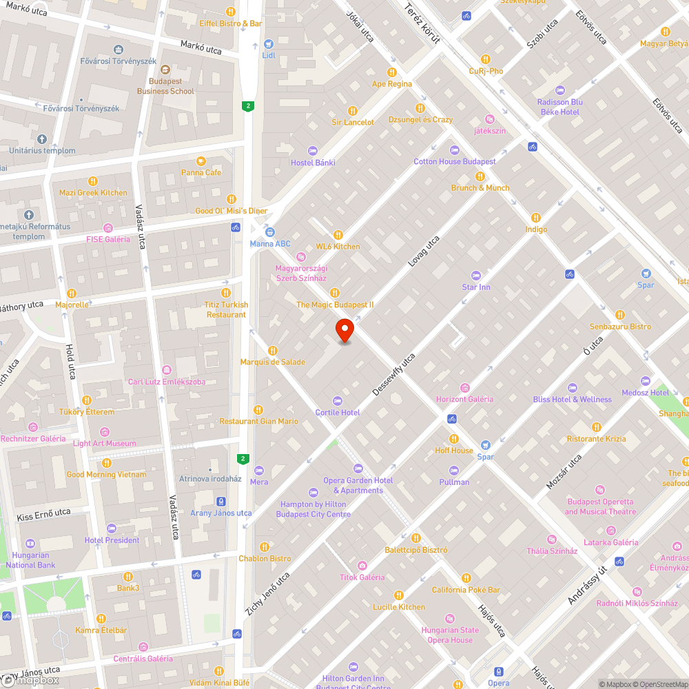 Épület garázskijárata elé parkoló autók bejelentés helye