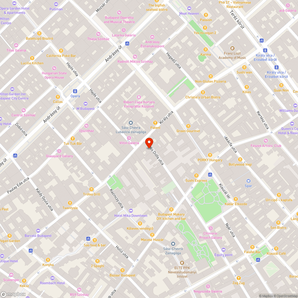 Egész járda szélességét elfoglaló planténer sor bejelentés helye