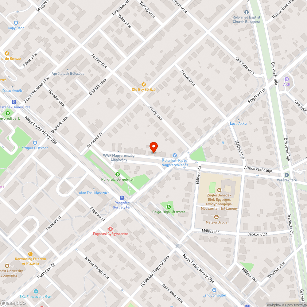 Rothadó fű és babakocsi a parkoló szélén bejelentés helye