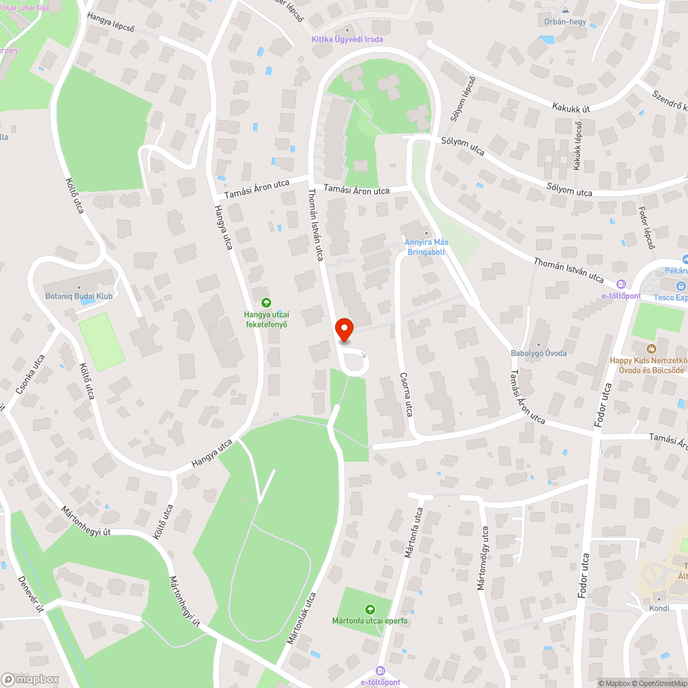 Buszmegállóban kukatároló alatt betonmaradvány bejelentés helye