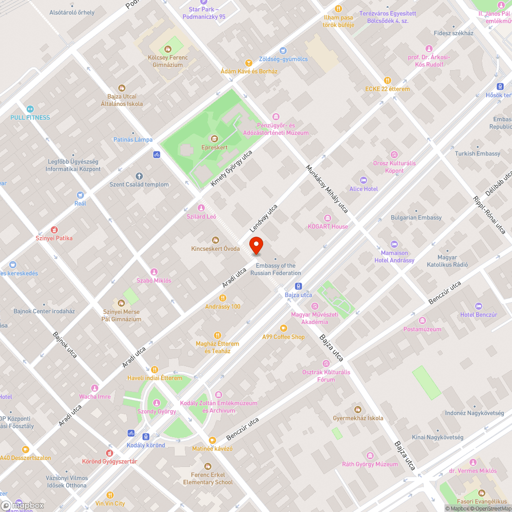 Fa mögül a fa elé tenni  a táblát bejelentés helye