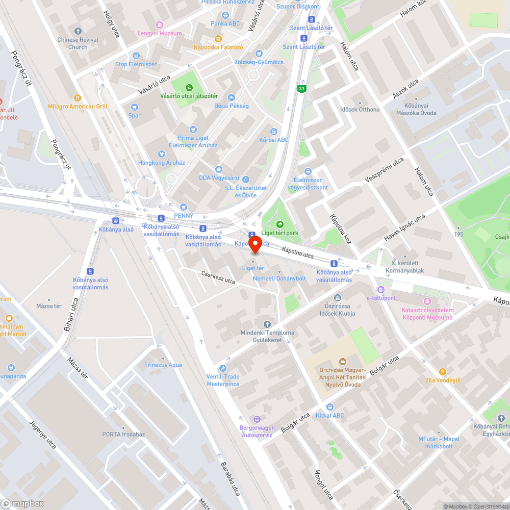 Egy nagyon kopott pad a buszmegállóban bejelentés helye