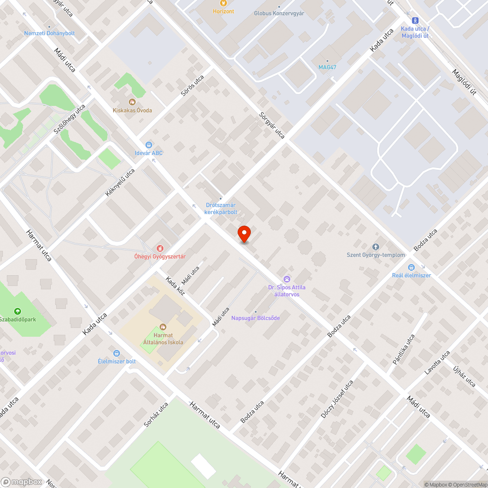 Egy darab nagyon megkopott pad a buszmegállóban bejelentés helye