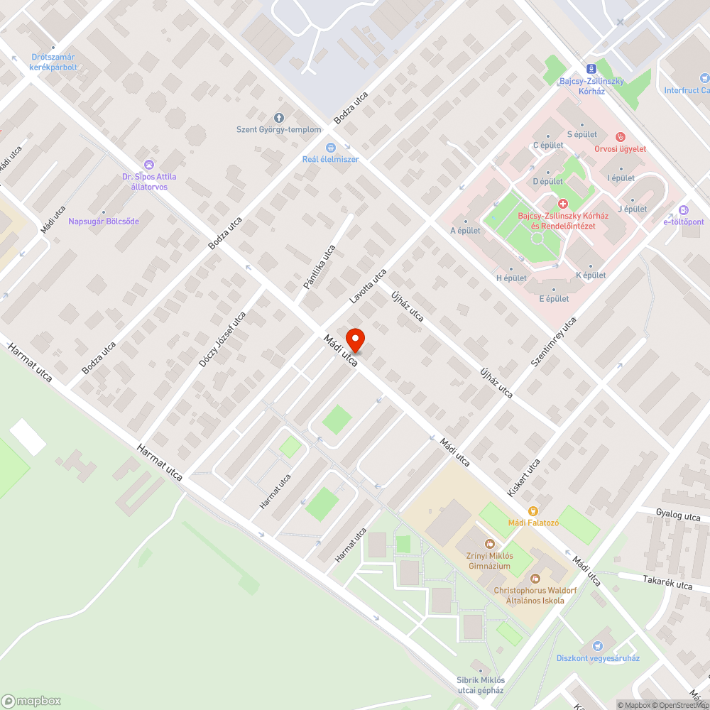 Egy darab nagyon megkopott pad a buszmegállóban bejelentés helye