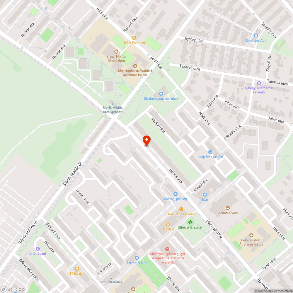 Egy nagyon megkopott pad a buszmegállóban bejelentés helye