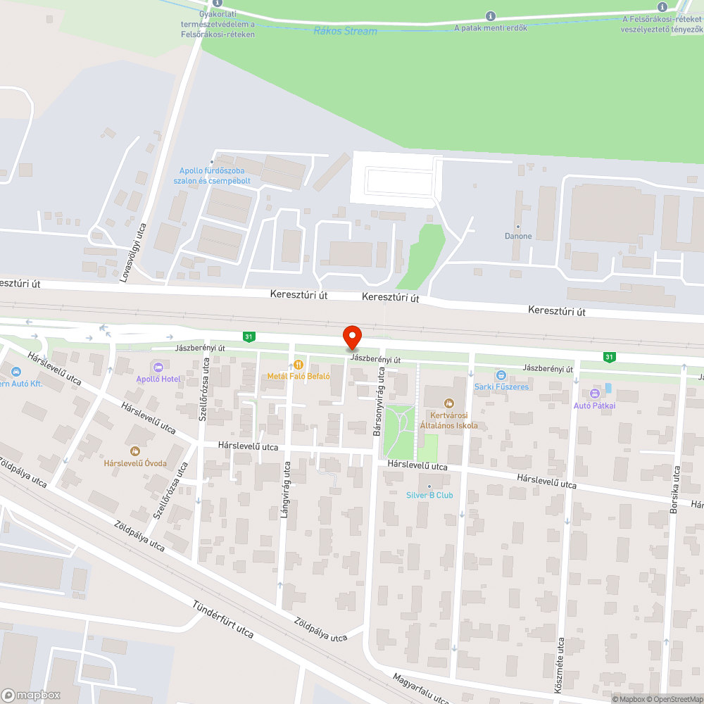 Egy darab nagyon megkopott pad a buszmegállóban bejelentés helye