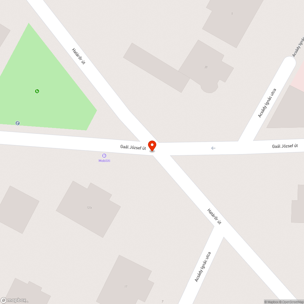 Értelmetlennek tűnő megállni tilos jelzés és eltakart tábla bejelentés helye