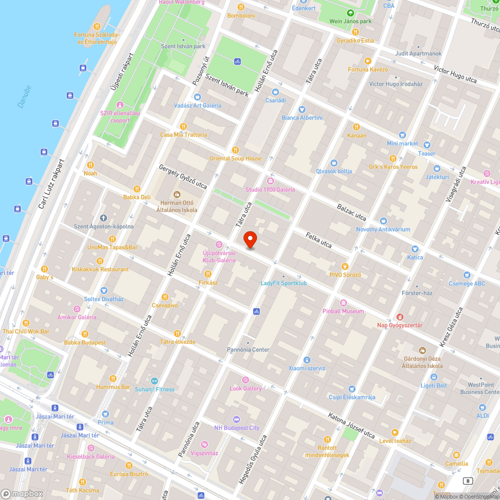 sittes zsák felújítási hulladékkal a parkoló autók között bejelentés helye