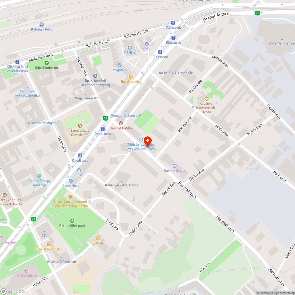 Egy nagyon megkopott rongálódott pad bejelentés helye