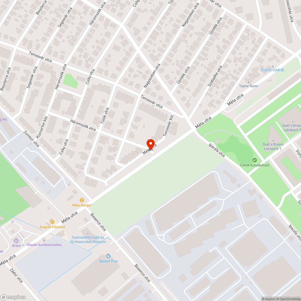 Elszállításra váró zöldhulladékos zsákok bejelentés helye