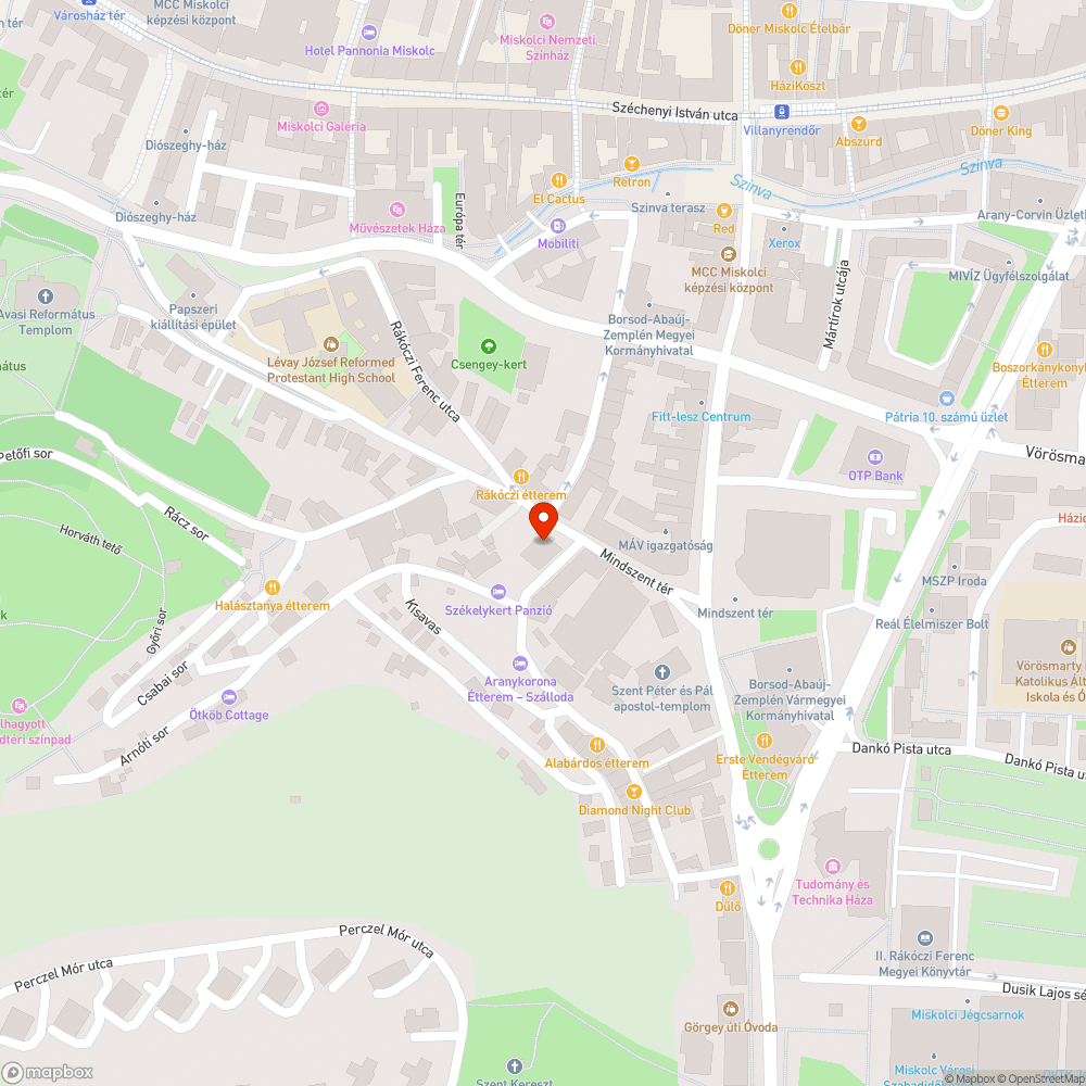 A pizzeria előtt lyukas és törött szélű közmű fedő bejelentés helye