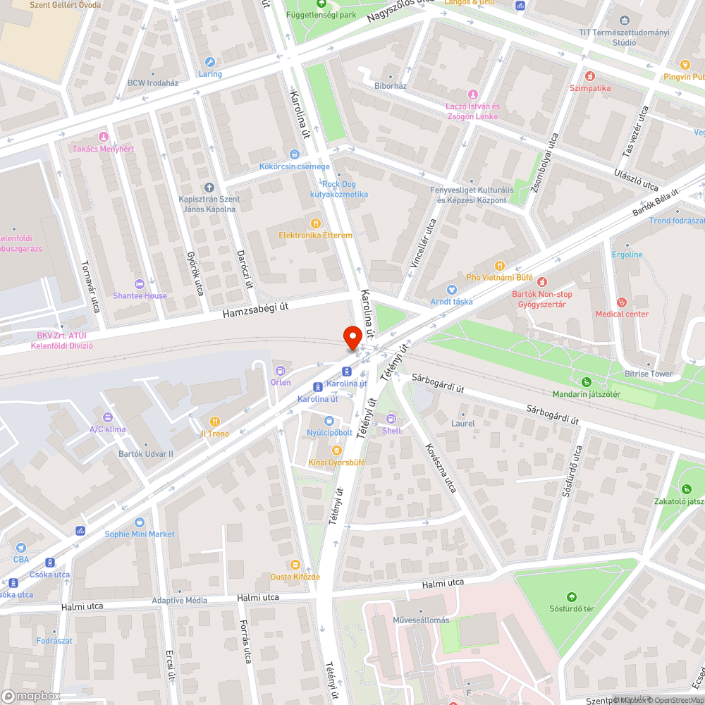 Bicikliút melletti tábla sarka fejmagasságban, veszélyes bejelentés helye