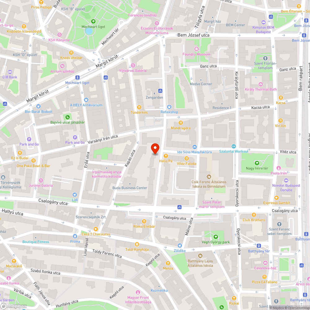 Sittes zsákok, azbeszt hulladék a ház előtt bejelentés helye