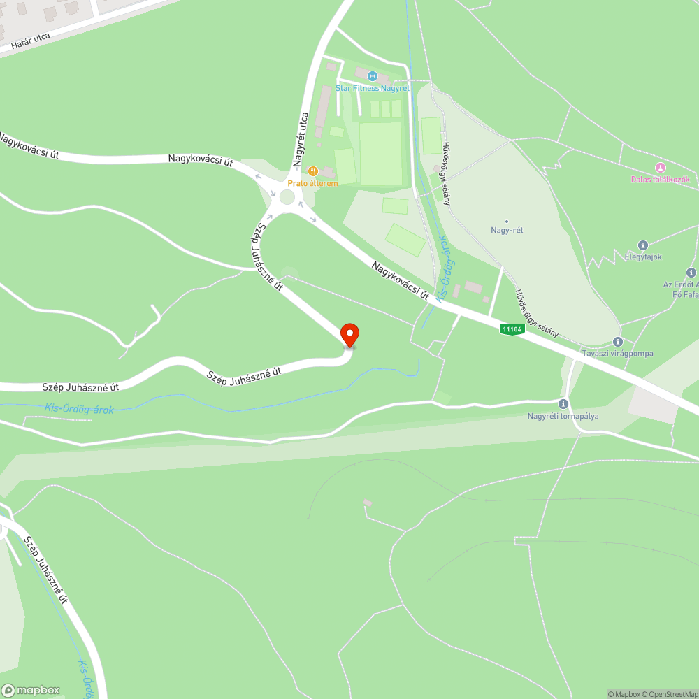 Meggyűrt terelőtábla a kanyarban a Szép Juhászné úton bejelentés helye