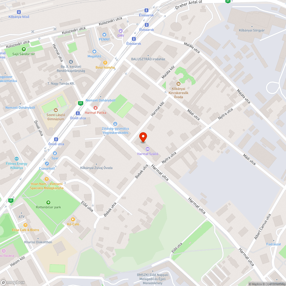 Egy a járdán hagyott széttőrt beton virágtartó bejelentés helye