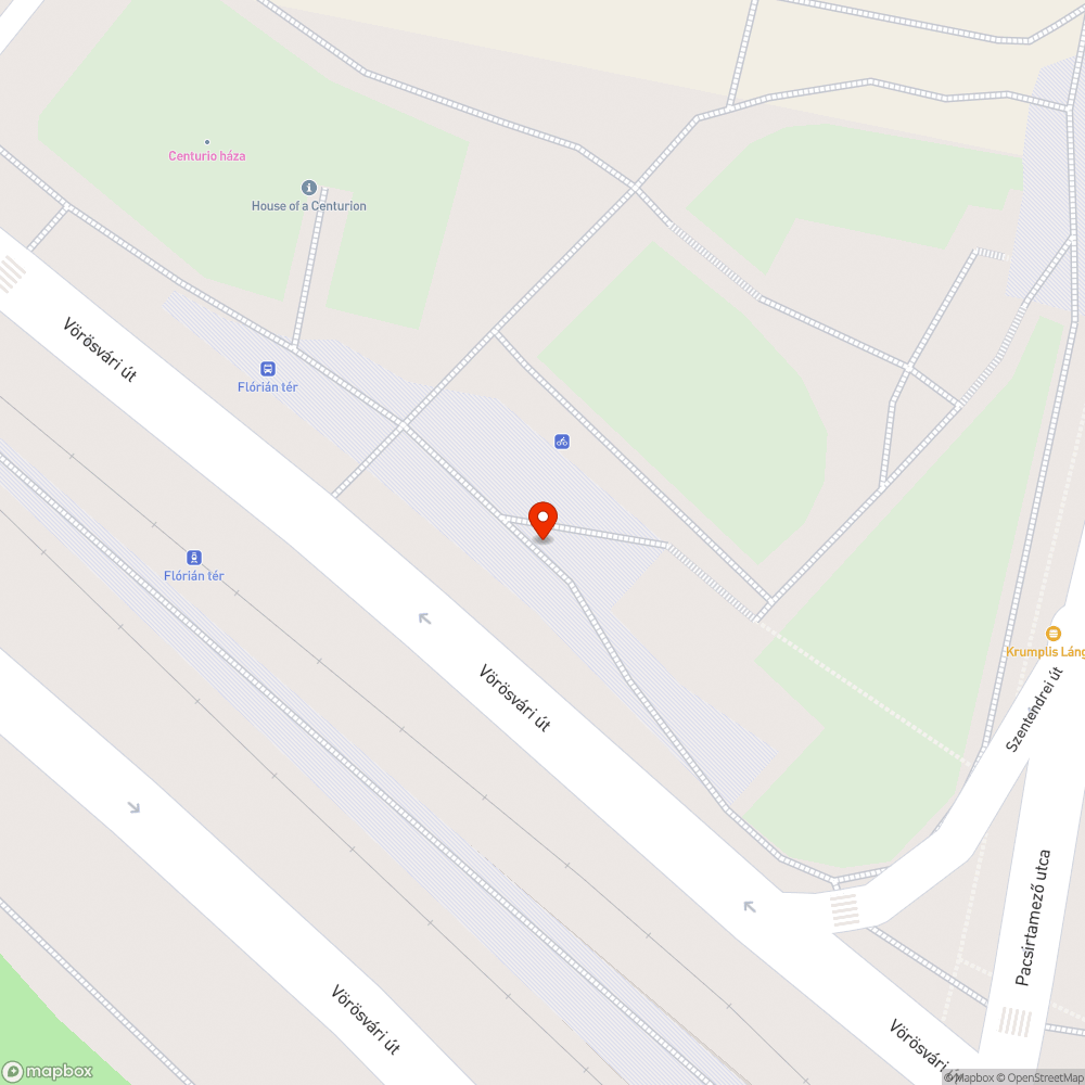 Közműfedlap füle medvecsapdaként meggörbülve a kerékpárúton bejelentés helye