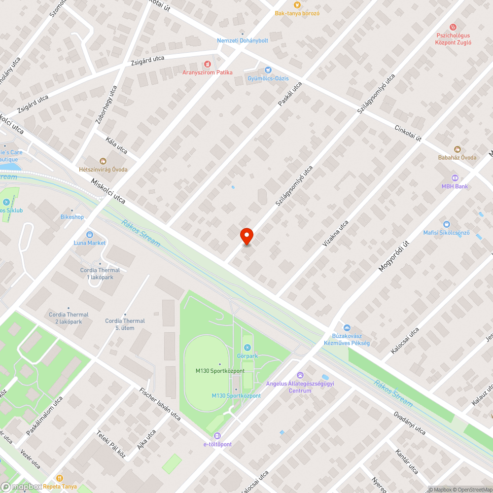 Elhagyott autó foglalja a parkolóhelyet bejelentés helye