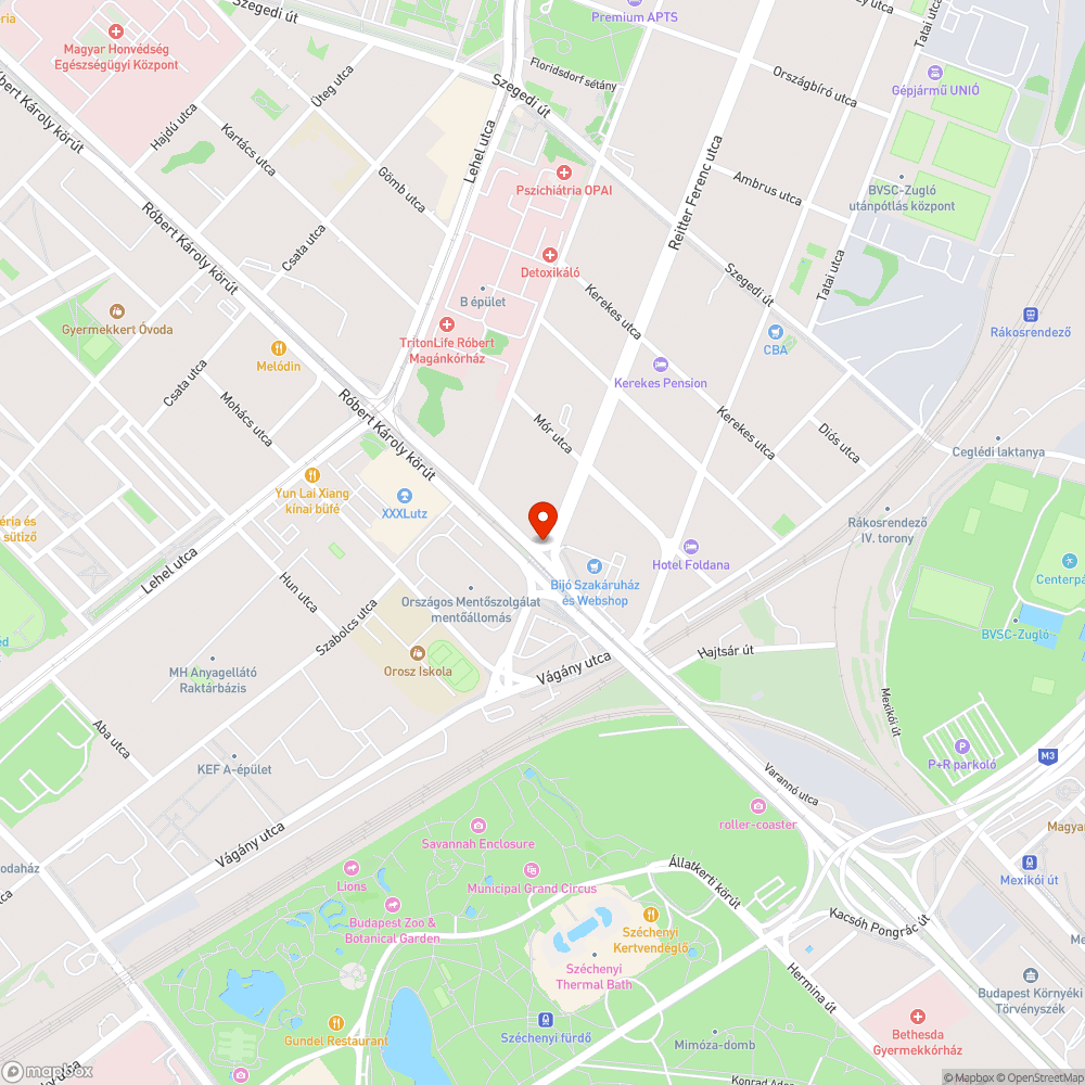 Bokroktól alig látszó forgalmi tábla bejelentés helye