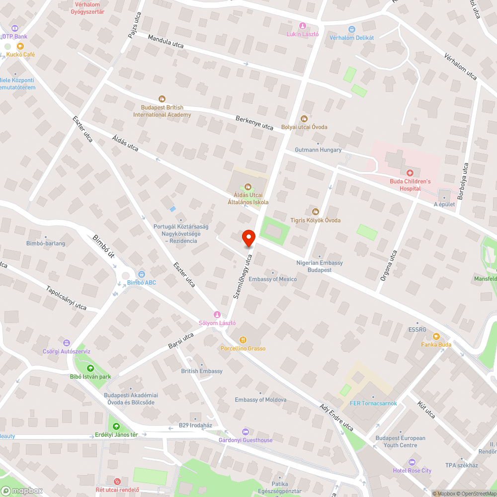 Sebességkorlátozó táblát kitakarja a fa bejelentés helye