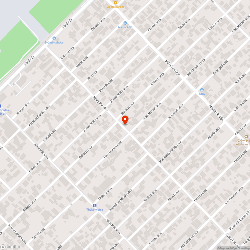 Egy üzemképtelen autó van a járdán bejelentés helye