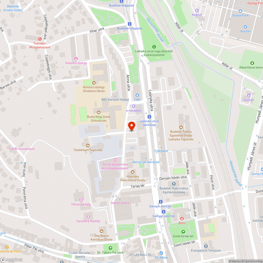 Parkoló közepén irrelevans tábla bejelentés helye