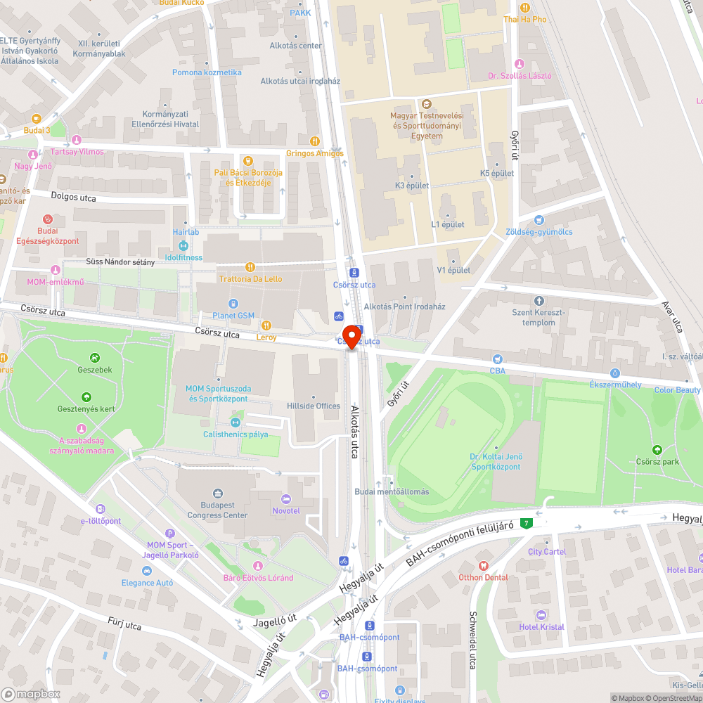 Fűvel dúsan benőtt csatornanyílás bejelentés helye